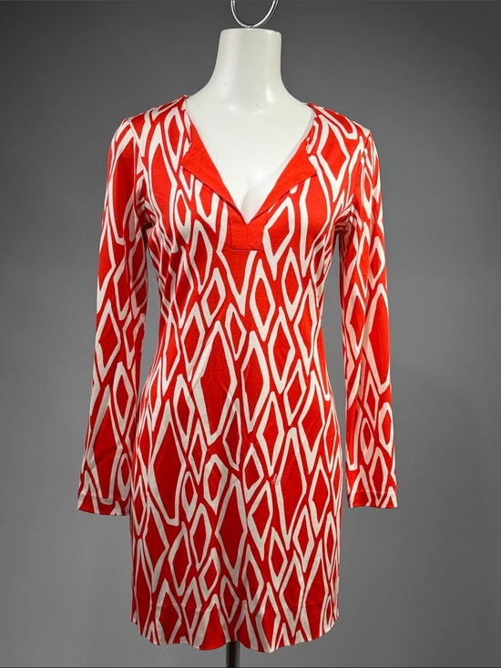Diane Von Furstenberg Dresses & Skirts - Diane Von Furstenberg Red and White Geometric V‑Neck Long Sleeve Dress (rack14)